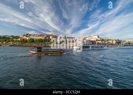 Sao Telmo tour bateau passant le Viking Osfrid sur le fleuve Douro, Porto, région Nord, Portugal Banque D'Images