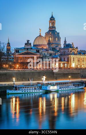 Vue panoramique sur la vieille ville de Dresde depuis la rive de l'Elbe, avec des églises baroques, des dômes et des bâtiments historiques sous ciel clair. Banque D'Images