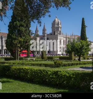 Monastère de Jerónimos vu depuis Empire Square Garden, Praça do Império, Restelo, Belém, Lisbonne, Portugal Banque D'Images