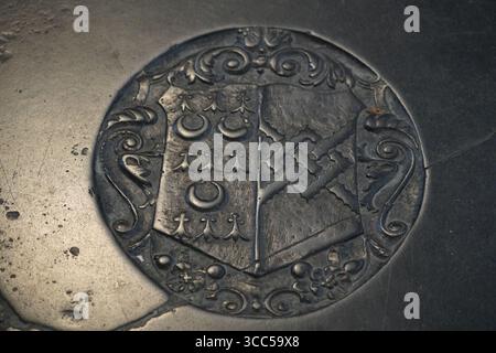 Crête métallique gravée avec des motifs complexes sur une surface de pierre. Salisbury, Angleterre Banque D'Images