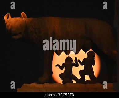Pékin, Chine. 9 août 2025. Cette photo prise le 9 août 2025 montre une pleine lune et la loup avec Romulus et la statue de Remus à Rome, en Italie. Crédit : Alberto Lingria/Xinhua/Alamy Live News Banque D'Images