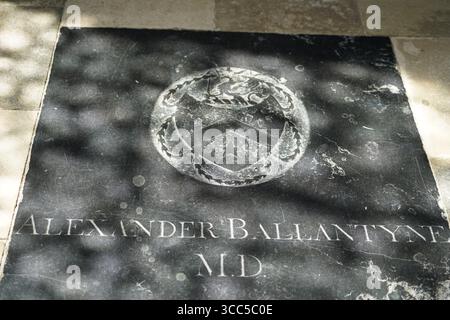 Plaque commémorative gravée avec emblème Vintage dans un cadre extérieur Salisbury, Angleterre Banque D'Images