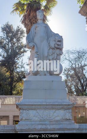 Sevilla, Espagne. 30 décembre 2024 : Hispania, figure allégorique féminine, Glorieta de San Diego, Séville. Manuel Delgado Brackembury sculpteur, 1929 Banque D'Images