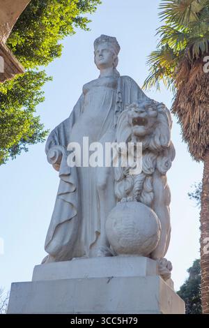Sevilla, Espagne. 30 décembre 2024 : Hispania, figure allégorique féminine, Glorieta de San Diego, Séville. Manuel Delgado Brackembury sculpteur, 1929 Banque D'Images