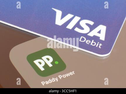 Paddy Power application de jeu sur l'écran de smartphone avec carte de débit VISA pour déposer de l'argent Banque D'Images