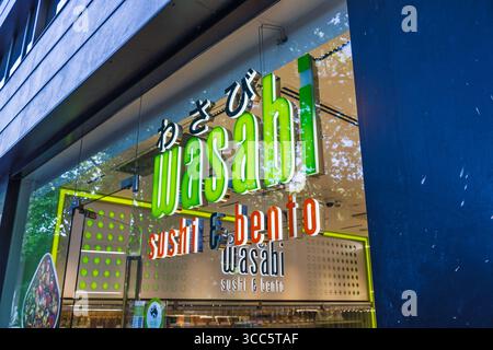 Wasabi Sushi et Bento signalétique et logo sur la fenêtre en verre. Londres, Royaume-Uni, 2 juin 2024 Banque D'Images