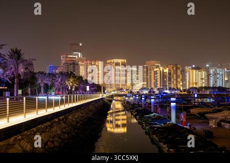 Lusail, Qatar - 07 août 2025 : la nouvelle ligne d'horizon de la ville de Lusail avec tour en croissant en arrière-plan. Banque D'Images