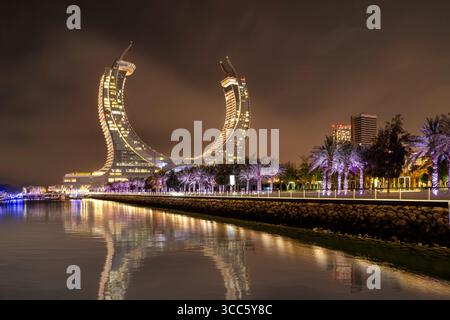 Lusail, Qatar - 07 août 2025 : vue panoramique depuis le parc de la marina de Lusail. Vue sur la tour Crescent. Banque D'Images