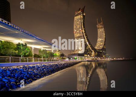 Lusail, Qatar - 07 août 2025 : vue panoramique depuis le parc de la marina de Lusail. Vue sur la tour Crescent. Banque D'Images