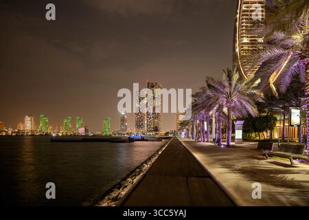 Lusail, Qatar - 07 août 2025 : vue panoramique depuis le parc de la marina de Lusail. Vue sur la tour Crescent. Banque D'Images