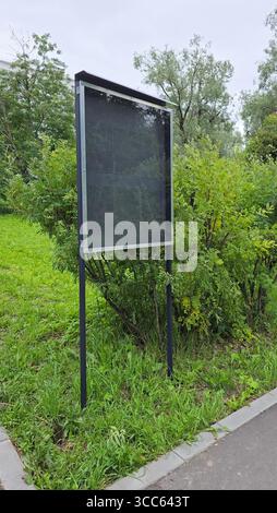 Tableaux d'affichage vides dans un parc vert, prêts à afficher des annonces et des informations communautaires Banque D'Images