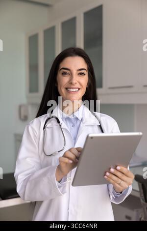 Femme médecin hispanique positive posant pour un portrait professionnel de la santé Banque D'Images