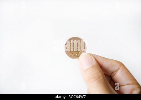 10 yens pièces de monnaie japonaise sur fond blanc. Banque D'Images