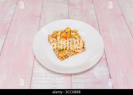 Riz frit de canard rôti : morceaux de peau croustillante mélangés à du riz collant et à une épaisse sauce hoisin Banque D'Images
