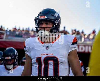 09 août 2025 Santa Clara Calif USA Denver Broncos quarterback Bo Nix (10) sort sur le terrain avec son équipe lors du match de pré-saison de la NFL 1 entre les Broncos de Denver et les 49ers de San Francisco. Denver bat San Francisco 30-9 au Levi Stadium. Thurman James/CSM Banque D'Images