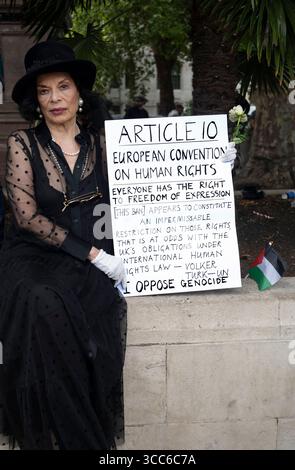 Le 9 août, plus de 450 personnes, beaucoup d'entre elles âgées, ont été arrêtées à Parliament Square, dans le centre de Londres pour avoir manifesté leur soutien à Palestine action, un pr Banque D'Images