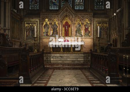 Autel détaillé de l'église entouré de bougies, église St Mary Abbot, Kensington, Londres, Angleterre, Grande-Bretagne Banque D'Images