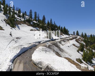 Route de montagne enneigée avec serpentins et sapins sous un ciel bleu clair, vue aérienne, près du col de Goderdzi, région d'Adjara, Adjara, république autonome Banque D'Images