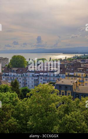 Paysage urbain et lac Léman avec vue sur la montagne dans une journée d'été ensoleillée à Lausanne, Vaud, Suisse Banque D'Images