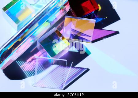 Réflexions colorées. Prismes colorés diffusant la lumière sur un fond minimaliste. Banque D'Images