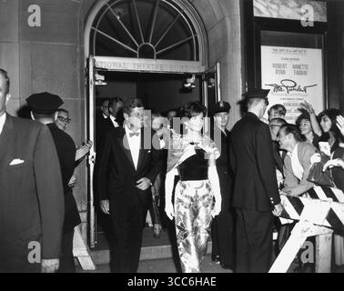 Ar 7494-B 25 septembre 1962 le président et la première dame assistent à la première de la pièce de théâtre 'Mr. President'. Washington, D. C. National Theatre. Veuillez créditer « Abbie Rowe, National Park Service/John Fitzgerald Kennedy Library, Boston ». Banque D'Images