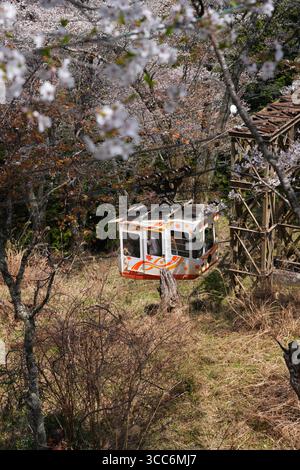 YOSHINO, JAPON – 9 avril 2025 - vue du téléphérique Yoshino Ropeway reliant la gare de Yoshino à Yoshinoyama pendant la saison des cerisiers en fleurs. Yoshino est un Banque D'Images