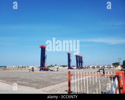 Site de puits de pétrole côtier avec unités de pompage verticales, Dongying Chine Banque D'Images