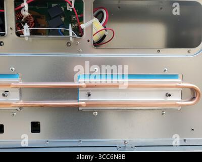 Intérieur du condenseur HVAC avec conduites de réfrigérant en cuivre et module inverseur Banque D'Images