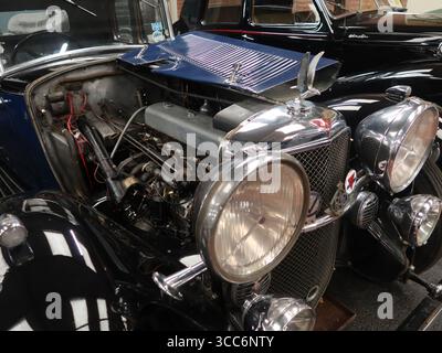 Gros plan sur le moteur et le capot d'une voiture de tourisme britannique Alvis Speed de 1934 ; une journée d'histoire de l'automobile lorsque vous visitez le musée de l'automobile Atwell-Wilson. Banque D'Images
