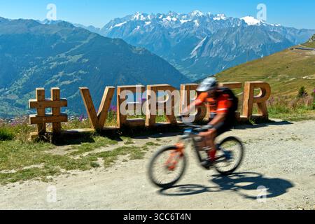 VTT passant le spot photo « Verbier » sur le col de la Croix de Cœur devant les Alpes, Verbier, Valais, Suisse Banque D'Images