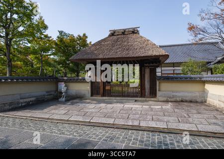 Une entrée sereine de jardin japonais traditionnel avec une porte de toit de chaume vers le temple bouddhiste Kodaiji Shunko-in, Shimokawaracho, Higashiyama Ward, K. Banque D'Images