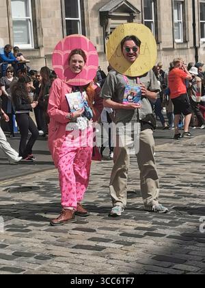 Scènes de rue et numéros distribuant des dépliants pour leurs spectacles sur le Royal Mile à Édimbourg pendant le célèbre Edinburgh Fringe Festival. Banque D'Images