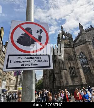 Scènes de rue et numéros distribuant des dépliants pour leurs spectacles sur le Royal Mile à Édimbourg pendant le célèbre Edinburgh Fringe Festival. Banque D'Images