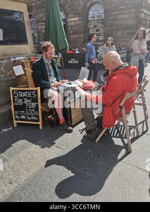 Scènes de rue et numéros distribuant des dépliants pour leurs spectacles sur le Royal Mile à Édimbourg pendant le célèbre Edinburgh Fringe Festival. Banque D'Images