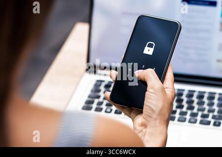 Protégez les données contre la fraude à la confidentialité en ligne. Sécurité personnelle du téléphone avec mot de passe. Cyber escroquerie sur les informations numériques de compte bancaire. Cybersécurité IA dans sm Banque D'Images