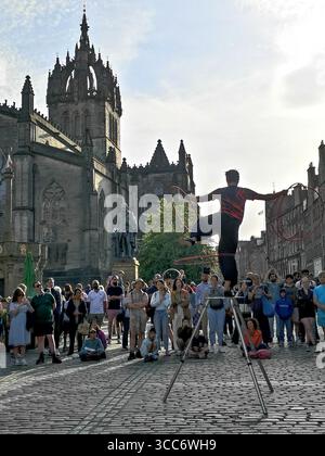 Scènes de rue et numéros distribuant des dépliants pour leurs spectacles sur le Royal Mile à Édimbourg pendant le célèbre Edinburgh Fringe Festival. Banque D'Images