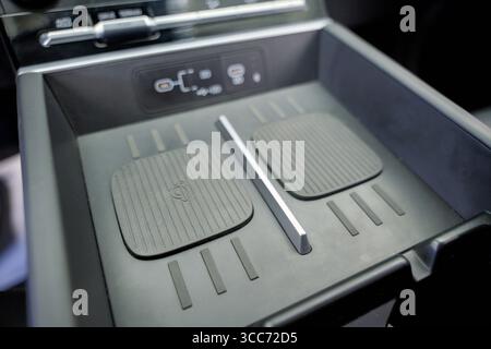 Almaty, Kazakhstan - 28 juillet 2025 : deux compartiments pour le chargement sans fil du smartphone dans la voiture. Technologies modernes Banque D'Images