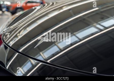 Almaty, Kazakhstan - 28 juillet 2025 : logo Tesla sur le capot. Voiture électrique Banque D'Images