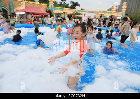 Pékin, province chinoise du Zhejiang. 9 août 2025. Les enfants s'amusent dans un parc pour enfants dans la ville de Zhoushan, dans la province du Zhejiang de l'est de la Chine, le 9 août 2025. Les enfants de toute la Chine prennent part à divers types d'activités pour passer leur temps d'été. Crédit : Chen Yongjian/Xinhua/Alamy Live News Banque D'Images