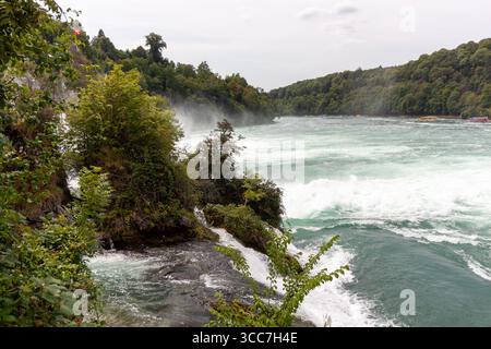 Une vue panoramique impressionnante sur le Rhin près des chutes du Rhin, avec une large zone de rapides blancs mousseux et d'eau turquoise, Suisse Banque D'Images