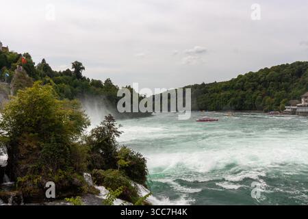Une vue panoramique impressionnante sur le Rhin près des chutes du Rhin, avec une large zone de rapides blancs mousseux et d'eau turquoise, Suisse Banque D'Images