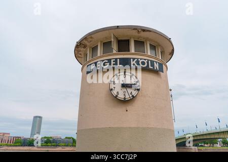 Cologne, Allemagne - 15 juin 2025 : structure de tour avec une horloge, située au bord du Rhin à Cologne, Allemagne, présentant l'architecture historique Banque D'Images