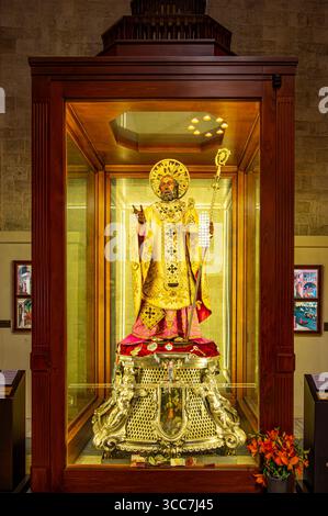 La statue de San Nicola ( Saint Nicolas ) dans la basilique de Saint Nicolas à Bari, Pouilles Banque D'Images