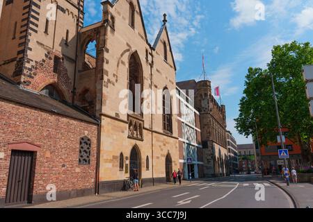Cologne, Allemagne - 15 juin 2025 : détails architecturaux de la ruine de l'église Alt équipée Alban juxtaposée à des bâtiments contemporains dans un cadre urbain dynamique Banque D'Images
