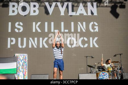 Newquay, Cornouailles, Royaume-Uni. 10 août 2025. Controverse et engagement Bob Vylan au Boardmasters 2025 le duo de Punk rap Bob Vylan se produit au Boardmasters Festival de Newquay le dimanche 10 août, malgré les réactions intenses du public et la controverse politique entourant leur récente apparition à Glastonbury. Crédit : Cornwall News images/Alamy Live News Banque D'Images