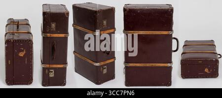 Explorez notre ensemble de bagages en cuir vintage disponible dans une variété de tailles au choix Banque D'Images