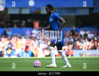Stamford Bridge, Chelsea, Londres, Royaume-Uni. 10 août 2025. Pré-saison Football Friendly, Chelsea contre AC Milan ; Trevoh Chalobah de Chelsea crédit : action plus Sports/Alamy Live News Banque D'Images