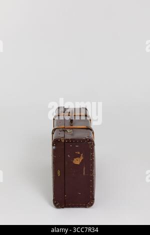 Il s'agit d'une valise en cuir marron élégante Vintage dotée de sangles pour une fermeture et une utilisation sécurisées Banque D'Images