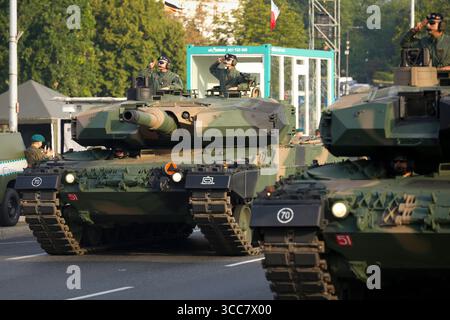 Les chars Leopared 2PL sont aperçus tôt le matin à Varsovie, en Pologne, le 10 août 2025. Des répétitions ont lieu à Varsovie pour le prochain m annuel Banque D'Images