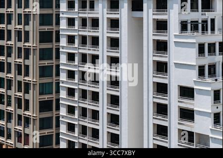 Détail des fenêtres dans un bloc de bâtiments d'appartements Banque D'Images